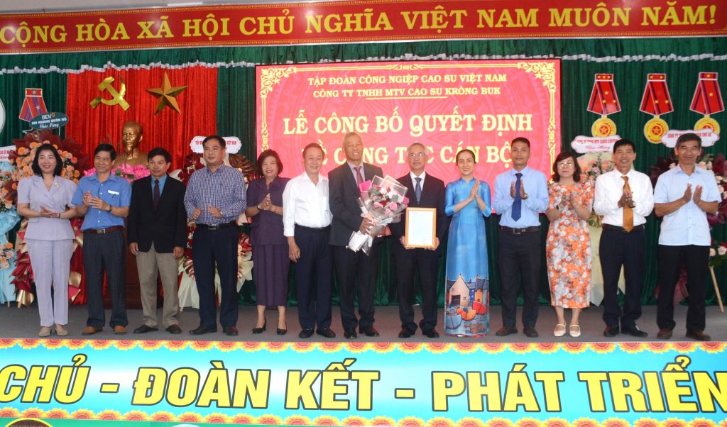 Ông Hoàng Văn Nhơn điều hành Công ty TNHH MTV Cao su Krông Buk